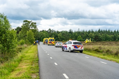Wielrenner raakt ernstig gewond door botsing met motor in Elspeet