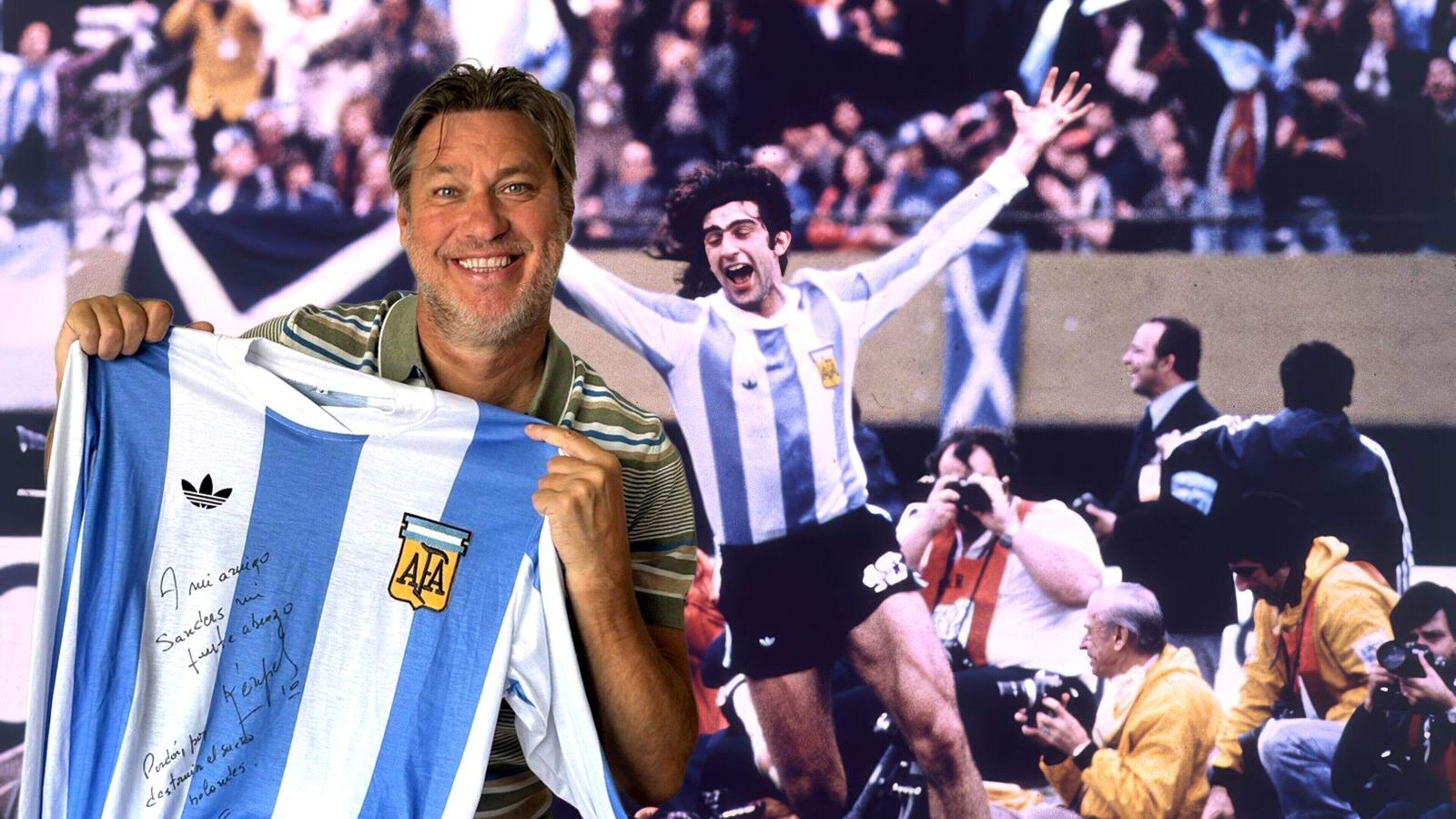 Argentijnse ’beul’ Mario Kempes biedt Sander op shirt excuses aan voor het veroorzaken van een nationaal voetbaltrauma in 1978