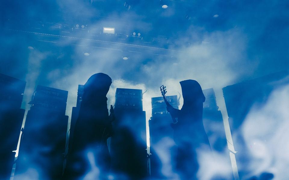 Extra maatregelen voor show van dronemetalduo Sunn 0))) in Oosterpoort wegens extreem hard volume en veel rook