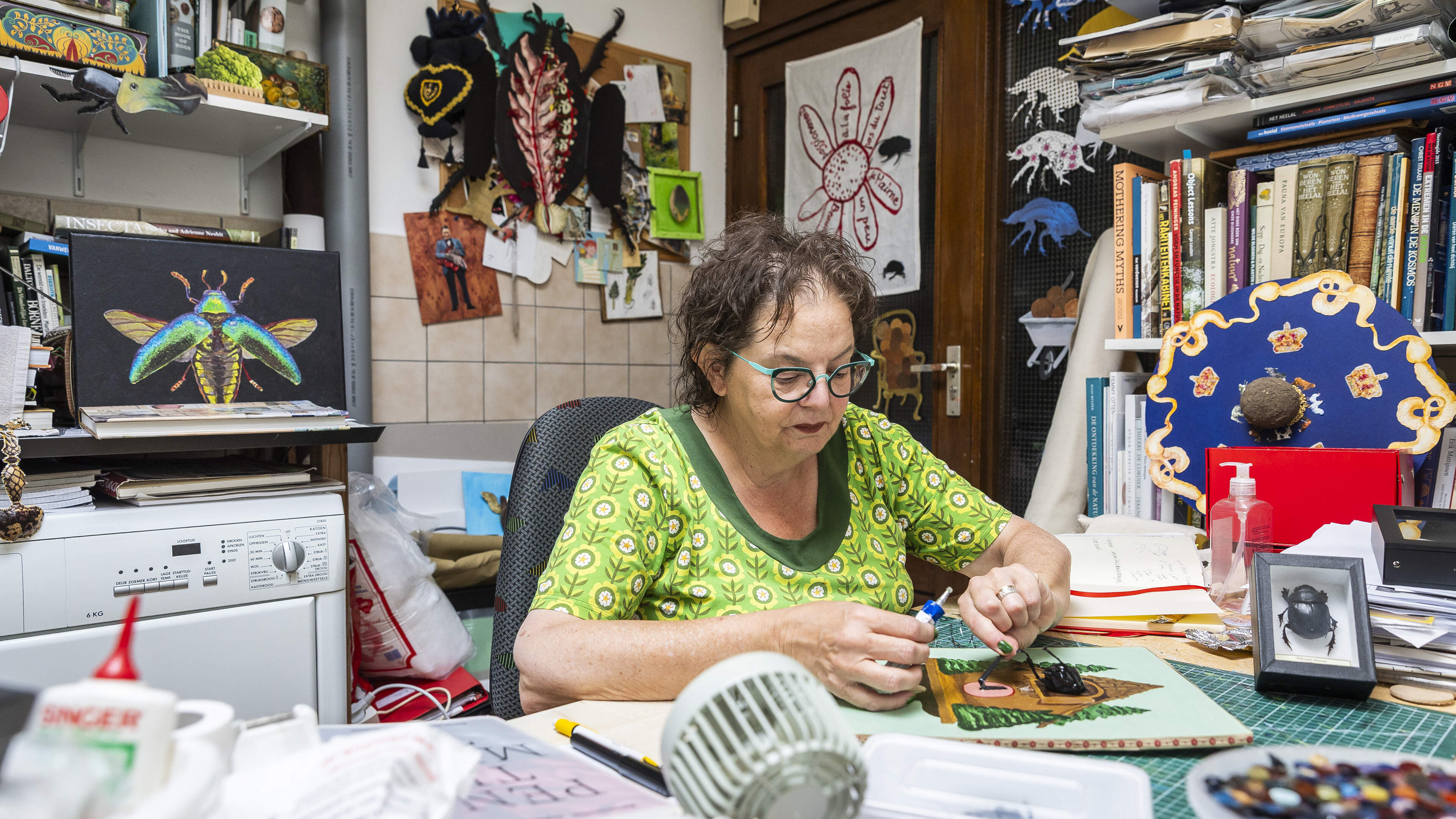 Kunstenares Helmie uit Hegelsom bekijkt de wereld door de ogen van de mestkever: ‘Het is mijn inspiratiebron. Eigenlijk zelfs mijn alter ego’