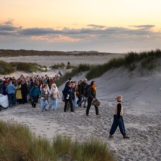 Een bos, een jachthaven, strand bij ondergaande zon: Oerol is weer het ideale decor voor theater in alle soorten en maten