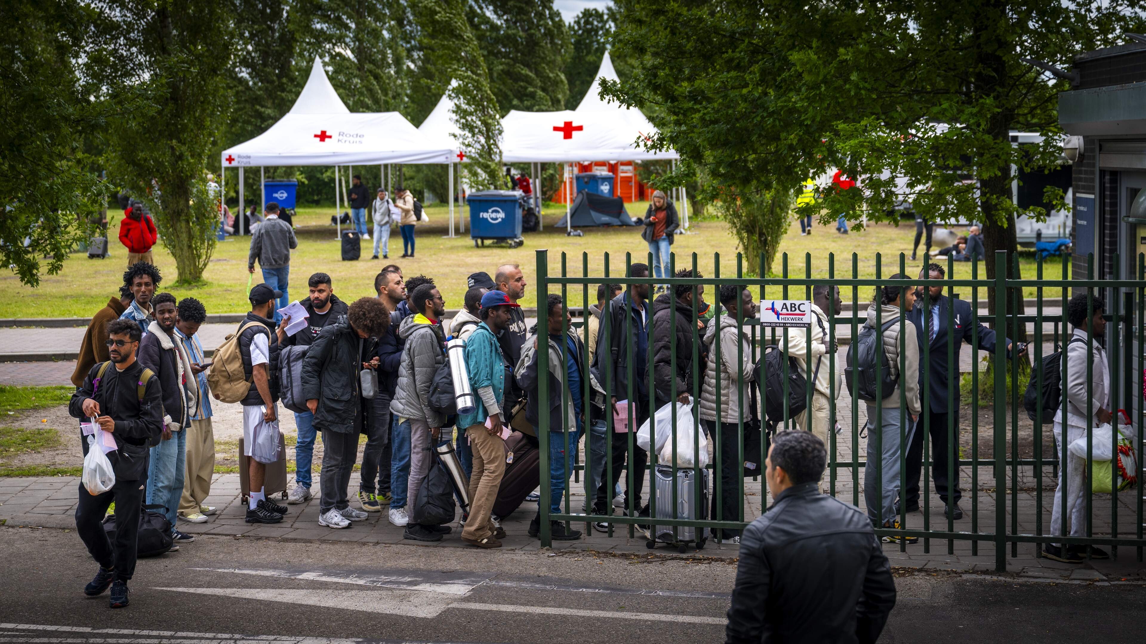 Politie grijpt in bij opstootje bij aanmeldcentrum Ter Apel: ’De lontjes worden korter’
