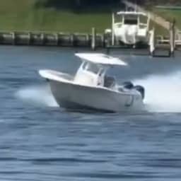 Video | Amerikaanse kustwacht springt op stuurloze boot