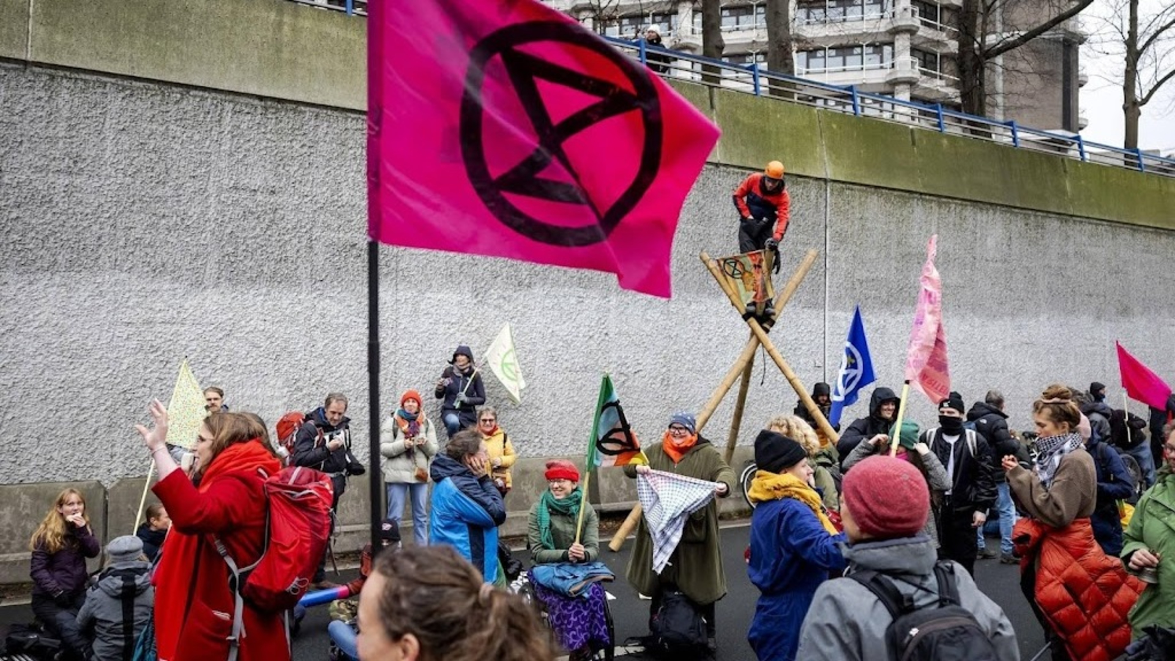 Juristen XR: agenten moeten zichtbare identificatietekens dragen