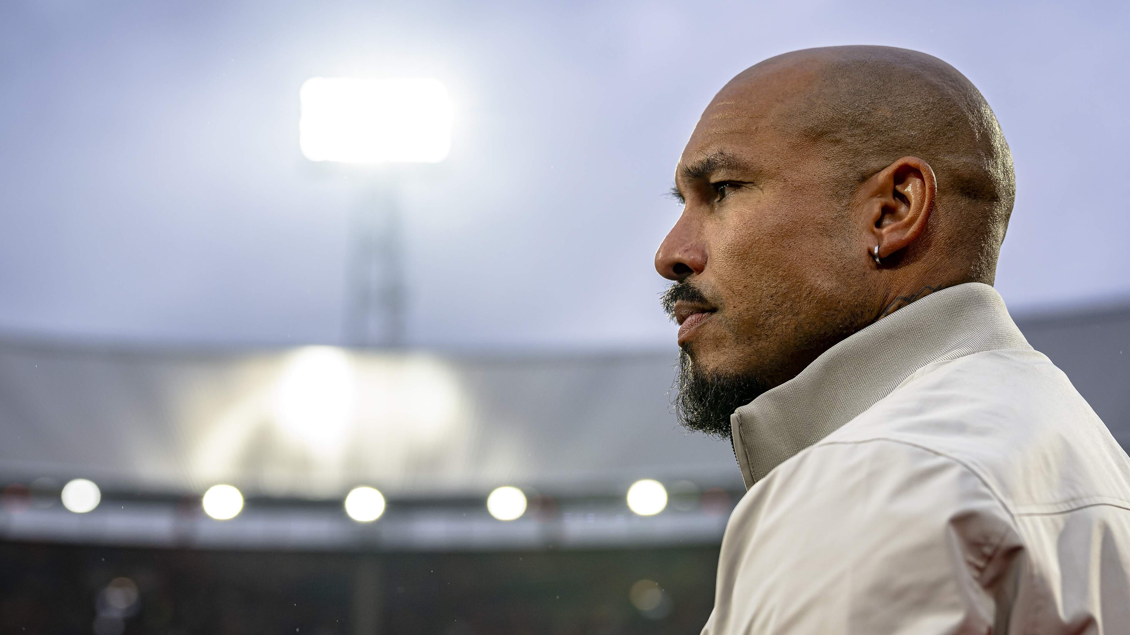 Nigel de Jong blijft ondanks overlijden vader in Amerika bij het Nederlands elftal