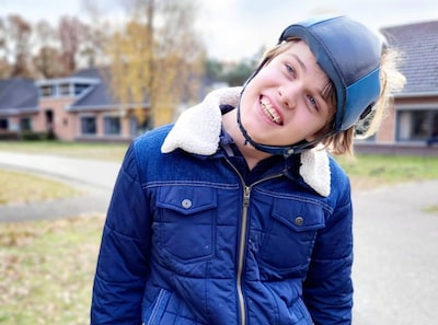 De ‘jongen met de blauwe helm’ had duizenden epileptische aanvallen en tóch altijd een glimlach