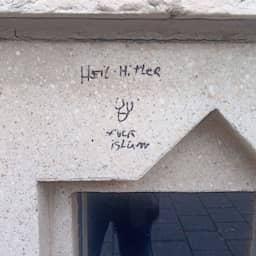 Moskee in Den Haag beklad met hakenkruizen en haatdragende leuzen