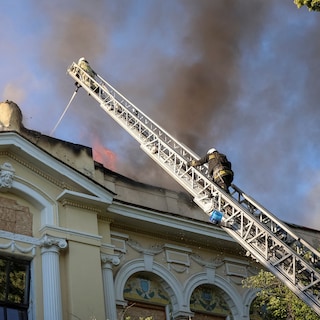 Drie gewonden en gebouwen in brand bij aanvallen op Kyiv