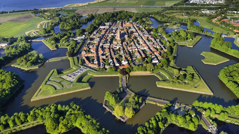 Hoe Naarden Vesting, tegen de zin van de bewoners, op het nippertje voor het nageslacht behouden bleef