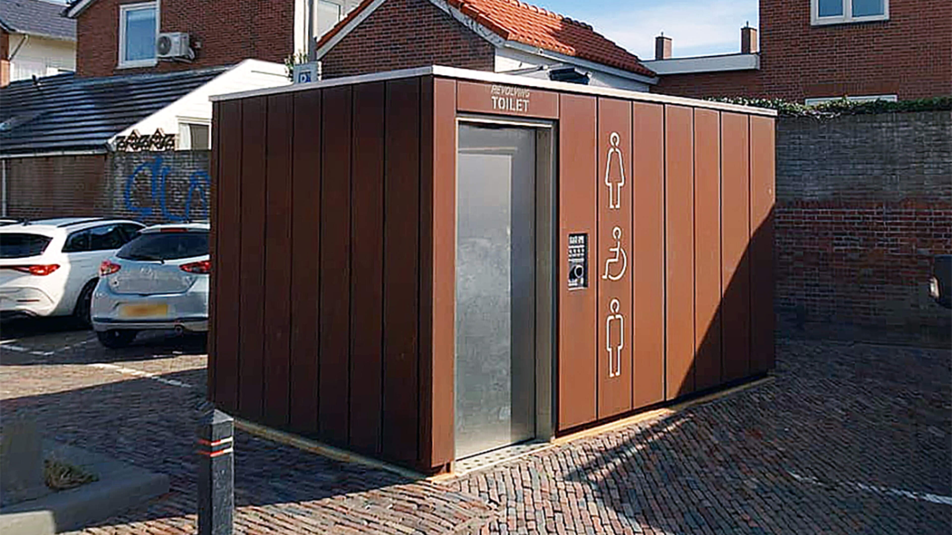 Zandvoort krijgt er vier openbare toiletten bij. ’Maar waarom duurt dat nog drie jaar? En zijn ze niet erg duur?’