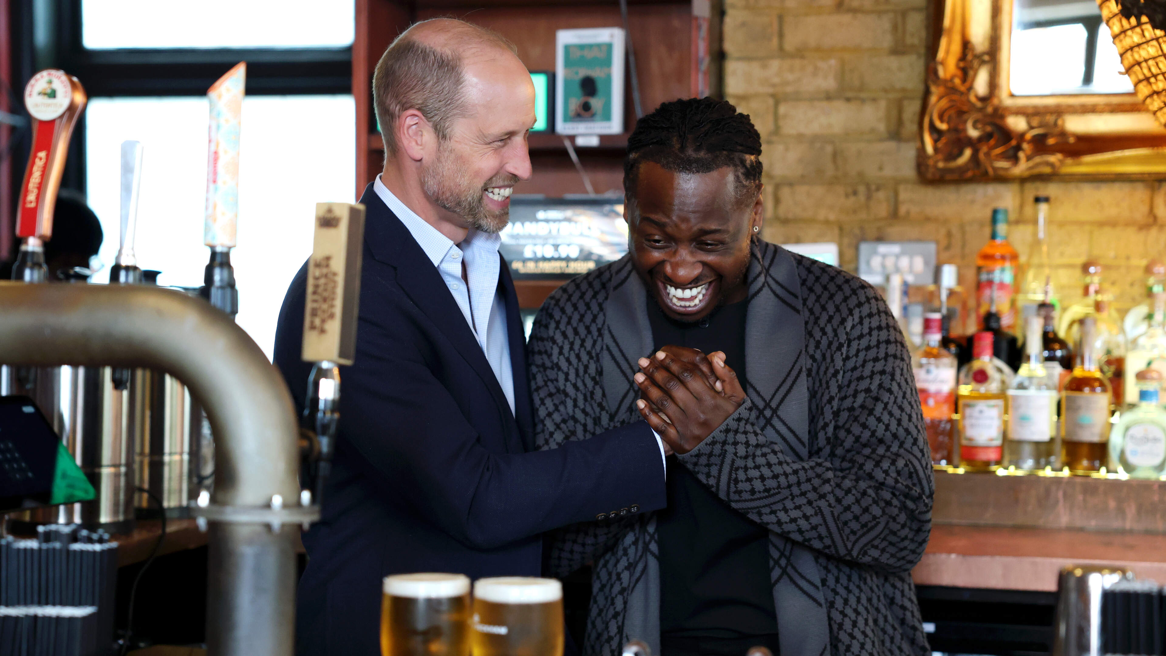 Prins William doneert 1.000 pond om lokale pub te redden en belooft er de eerste pint te tappen: ’Ik wil alles doen wat ik kan’