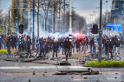 Eindhoven eist volledige schadevergoeding van daders avondklokrellen: ‘Als je één steen gooit, hoor je bij de groep’