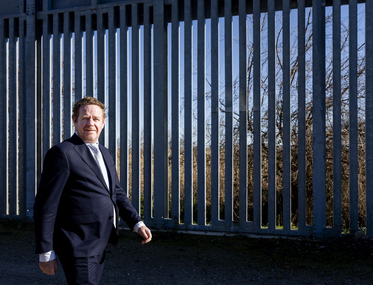 Nederland wil afgewezen asielzoekers naar terugkeercentra aan ‘de randen van Europa’ sturen, zegt minister Van Weel