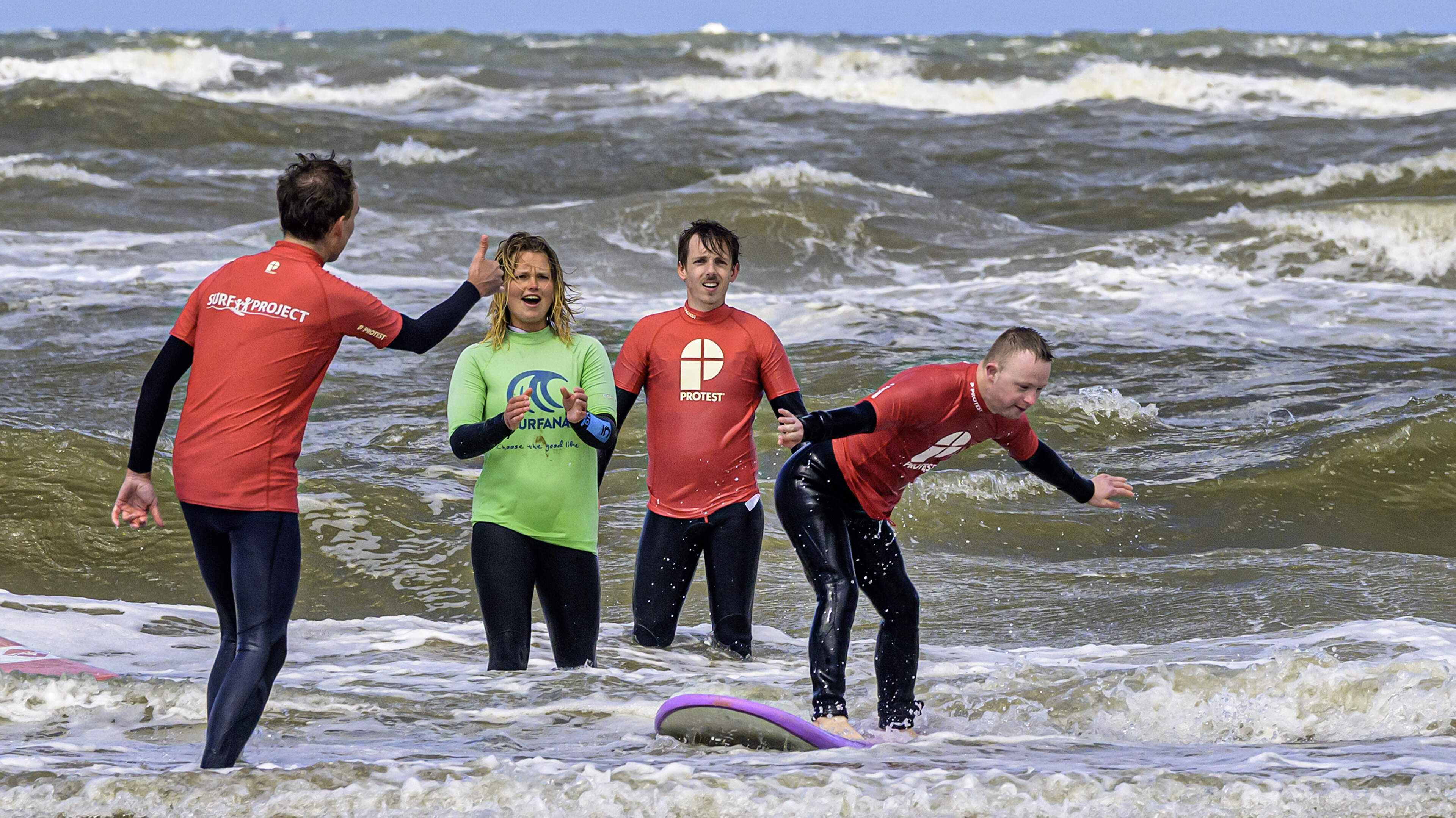 Bij Surf Project op het Zandvoortse strand is niemand bang voor de Noordzee. ’Ik ga de mooiste truc laten zien bij de wipe-out’