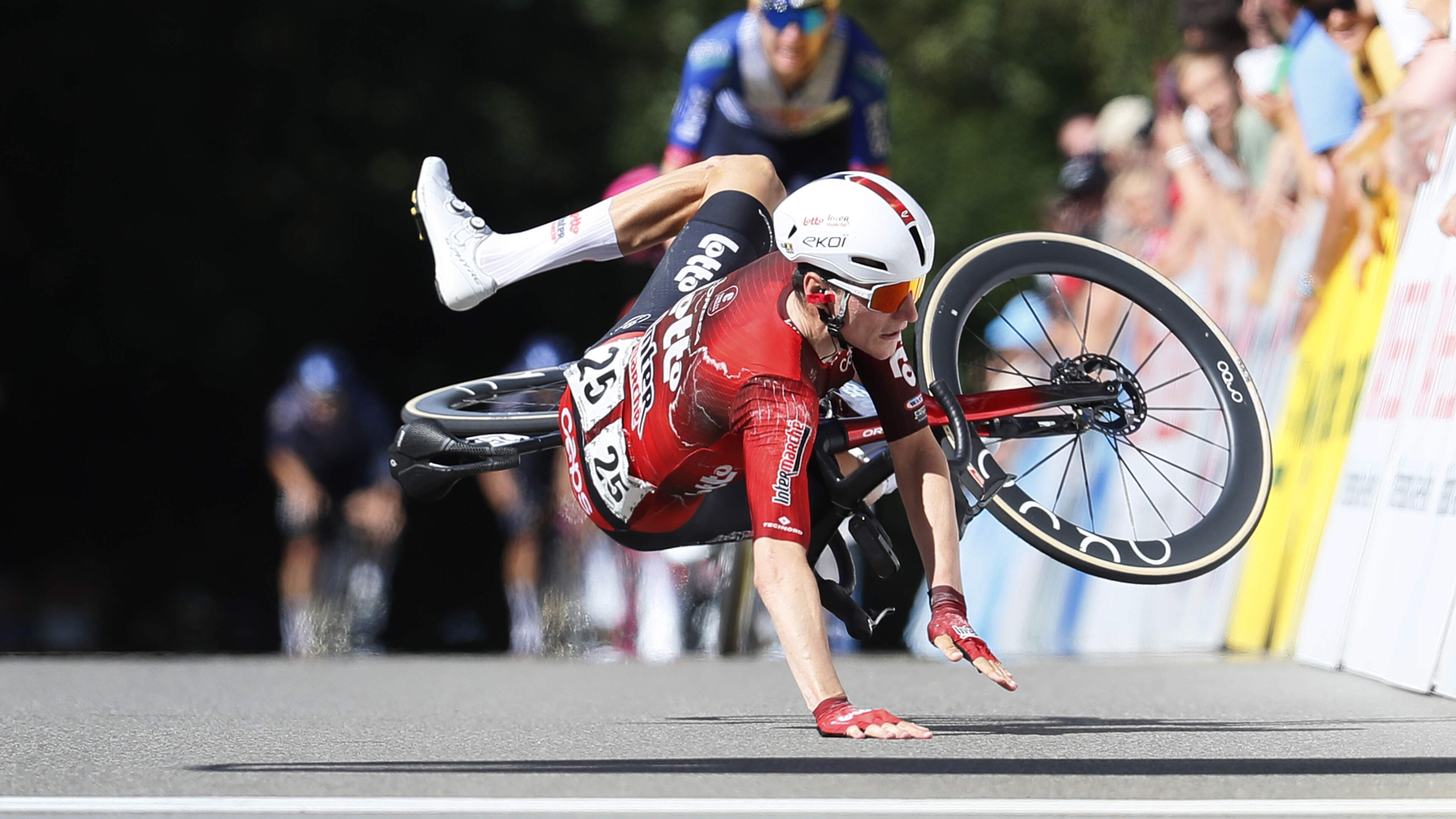Ongelofelijk! Liam Slock juicht, valt en rolt tóch als eerste over de streep in GP Gippingen: ’Bijna de blunder van het jaar’