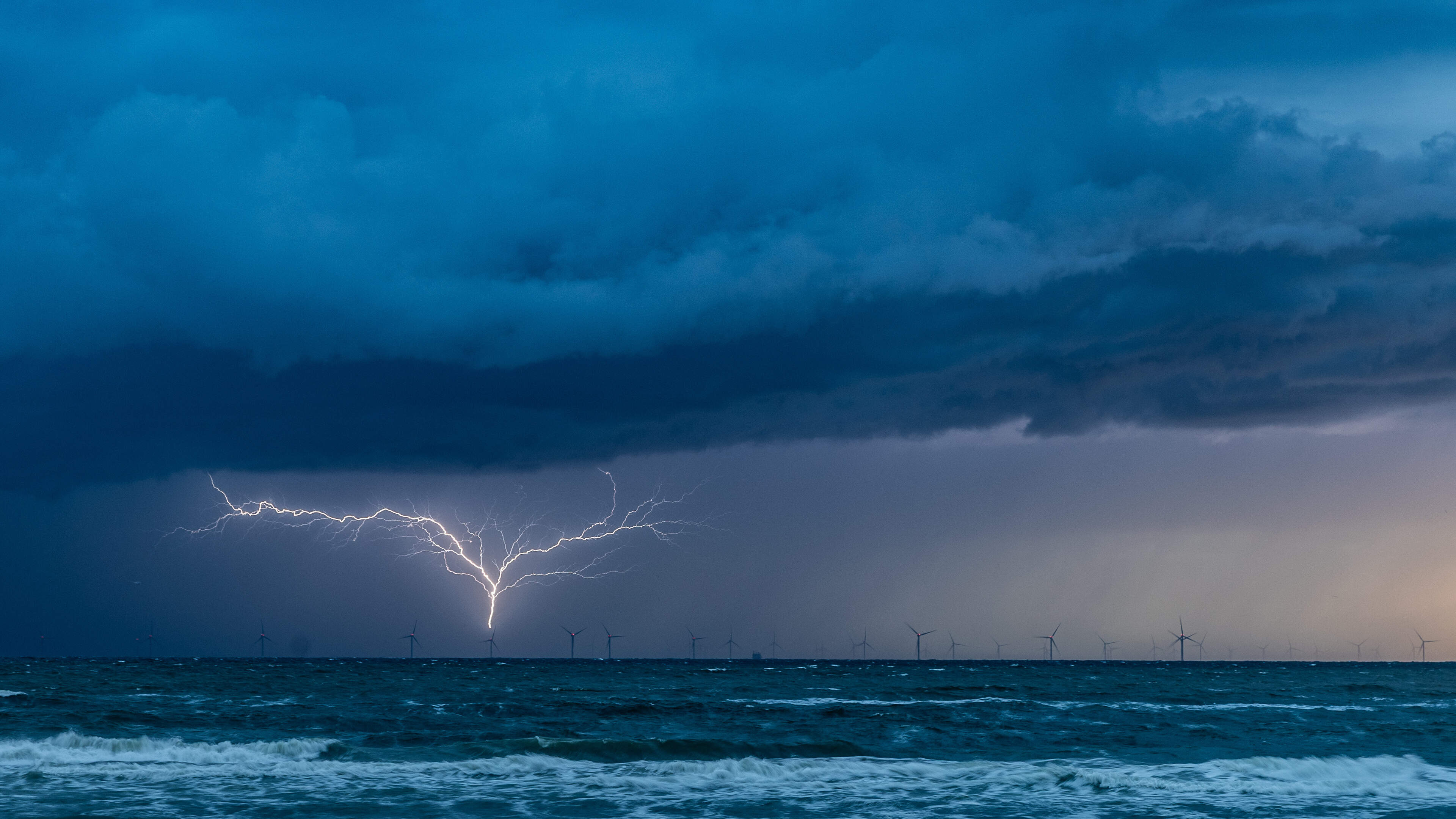 Stormjager legt vier bliksemschichten vast op één foto bij Kinderdijk