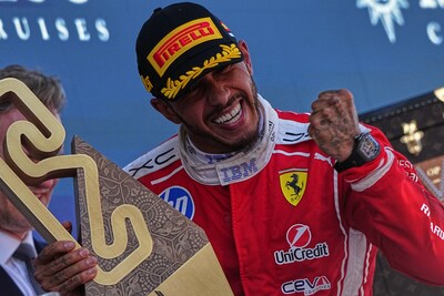 Na eerste zege in rood waarschuwt Lewis Hamilton de concurrentie: ‘Ik kan nu weer doen waar ik het beste in ben’
