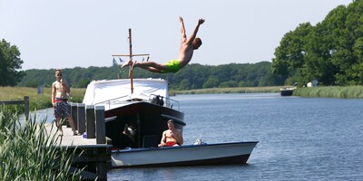 Wat zijn dat voor blauwe balletjes in het water? Wim neemt er een paar mee, zijn vader trekt lijkbleek weg