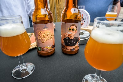 Vrienden heffen het glas op overleden Jordy (37) uit Losser: zijn eigen bier (met whisky) is nu werkelijkheid