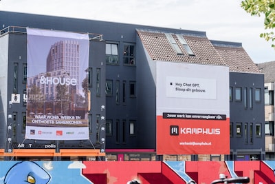‘Hey ChatGPT, sloop dit pand’: sloopbedrijf lokt personeel met opvallend spandoek