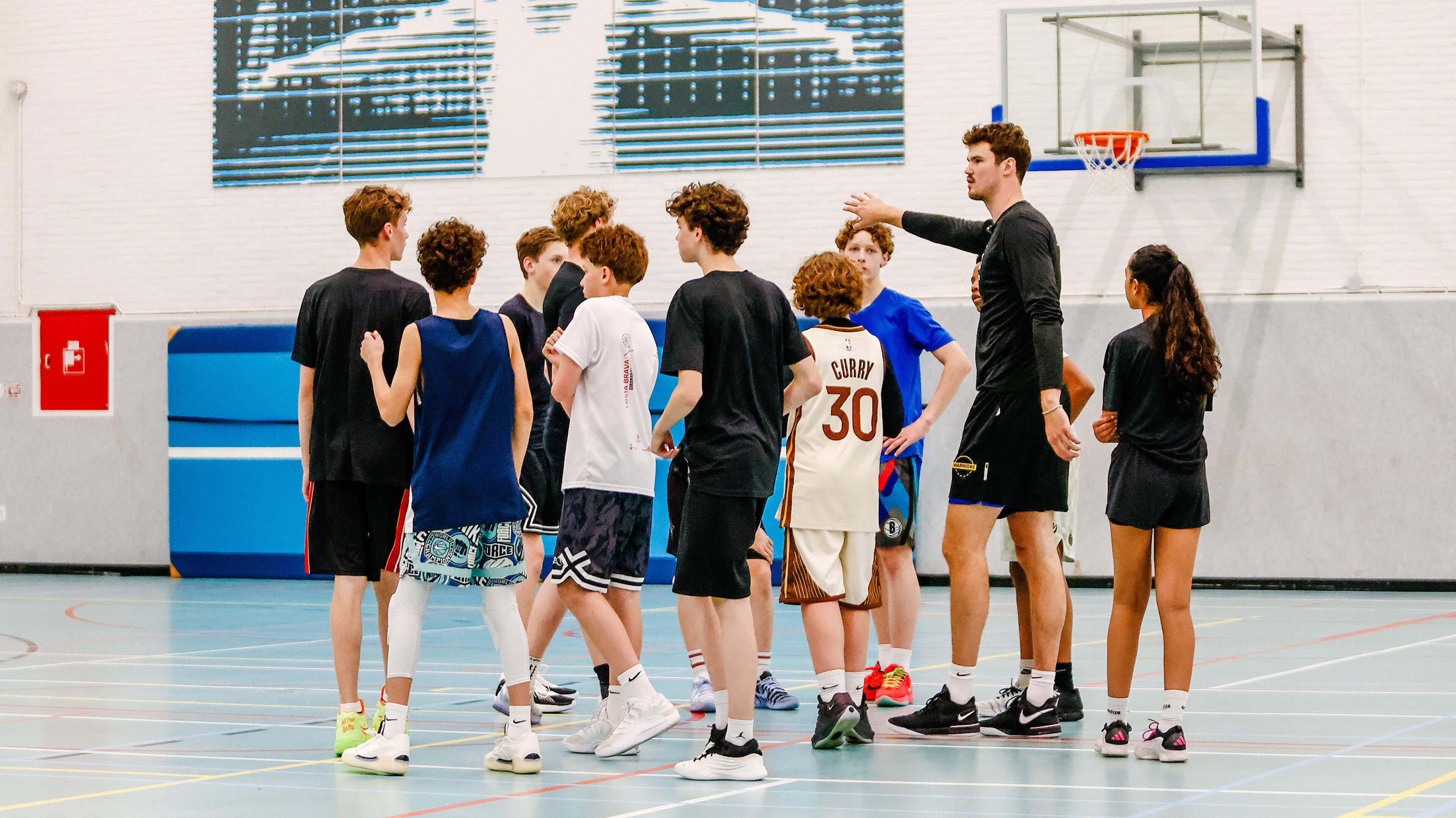 Basketballer Quinten Post trakteert honderden kinderen op clinic en wacht ondertussen op eigen NBA-vonnis