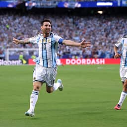 Magistrale Messi schiet Argentinië met hattrick langs Algerije in recordduel op WK