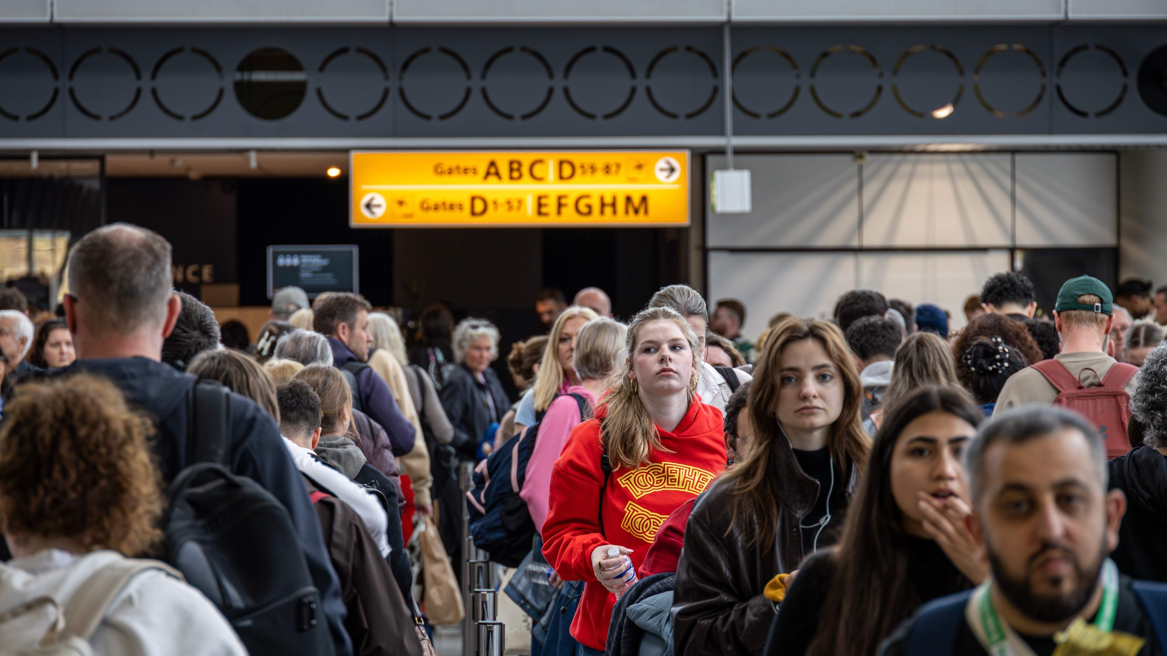 Schiphol waarschuwt voor lange rijen deze zomer: ’De huidige situatie is onhoudbaar’
