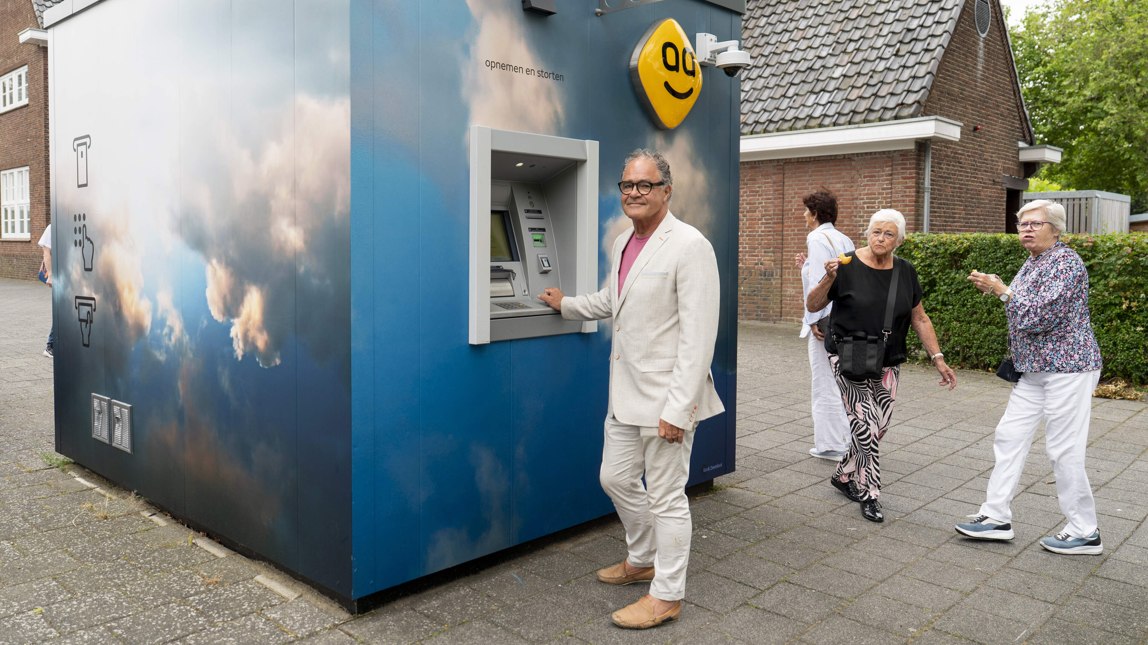 Van grijze box naar wolkendek, Heemsteedse pinautomaat krijgt eindelijk kleur: ’Een eyecatcher’