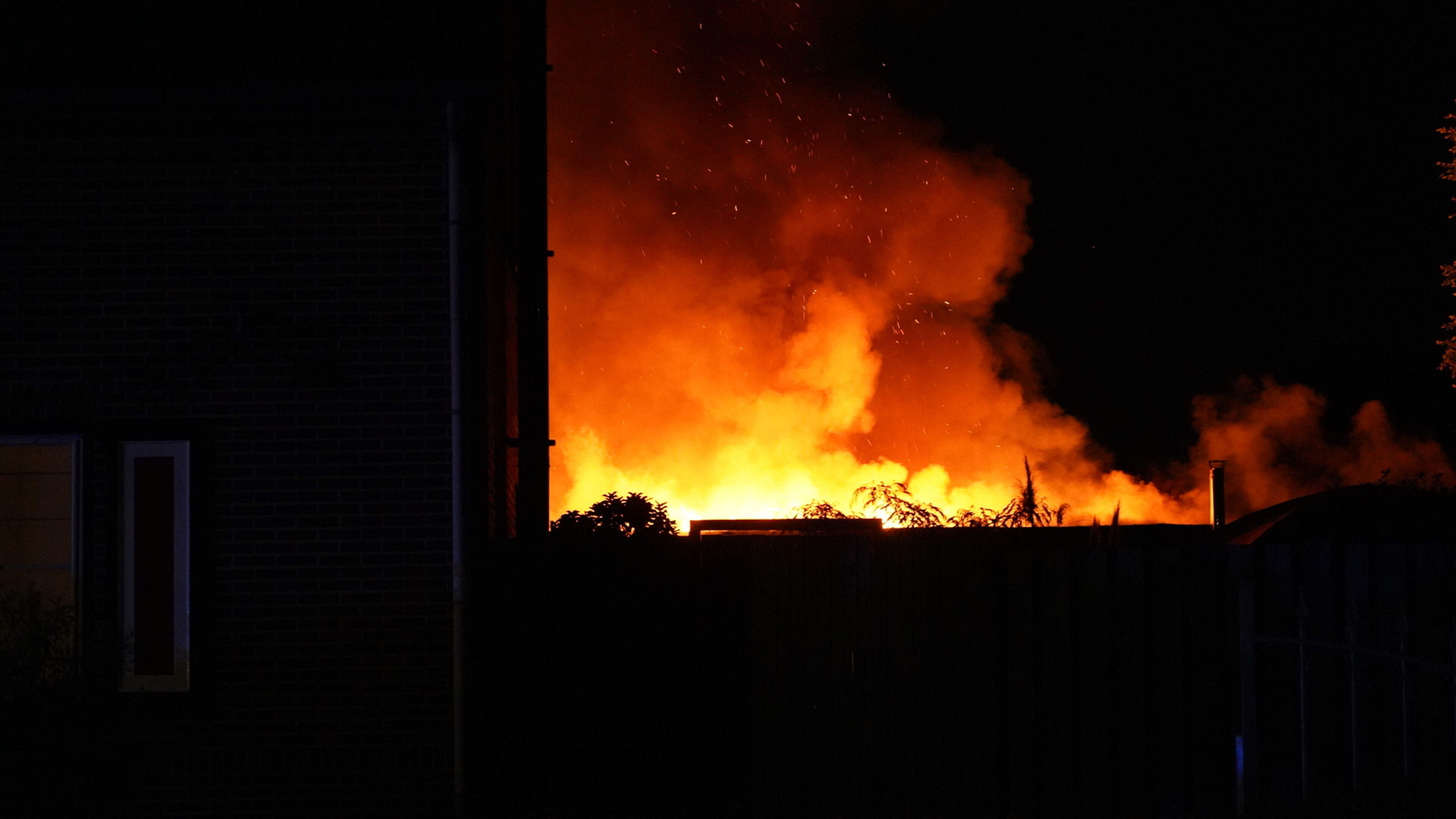 Dit heb je gemist in het weekend: Nachtelijke brand houdt campinggasten in Melderslo uren buiten en afsluiting A2 leidt tot verkeerschaos