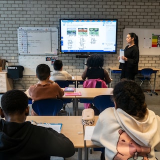 We praten veel over wie mag meedoen, maar veel minder over wie de regels al kent