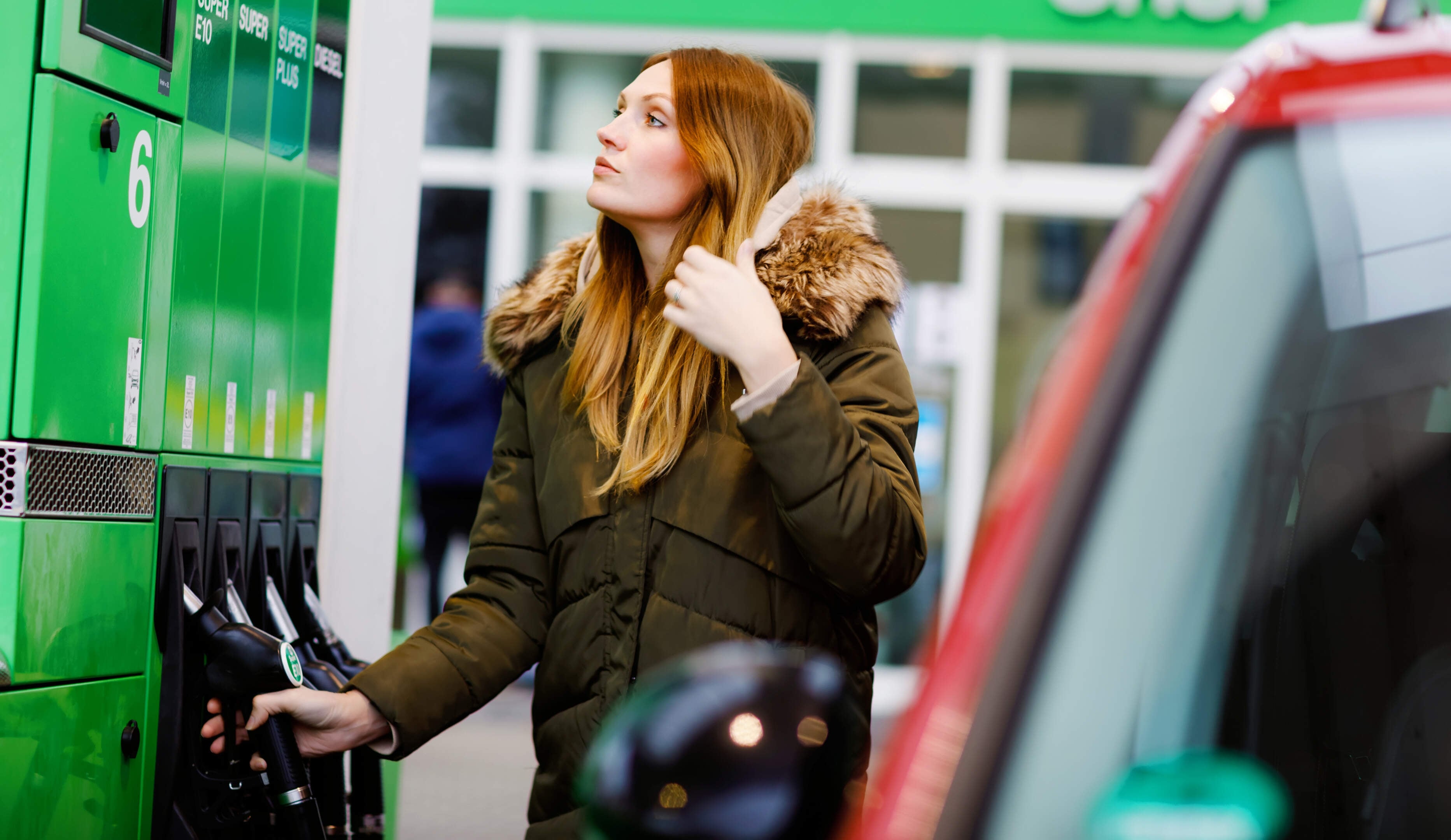 Benzineprijs nog tot eind volgend jaar ruim boven 2 euro, hogere kilometer-vergoeding ’doet nauwelijks iets’