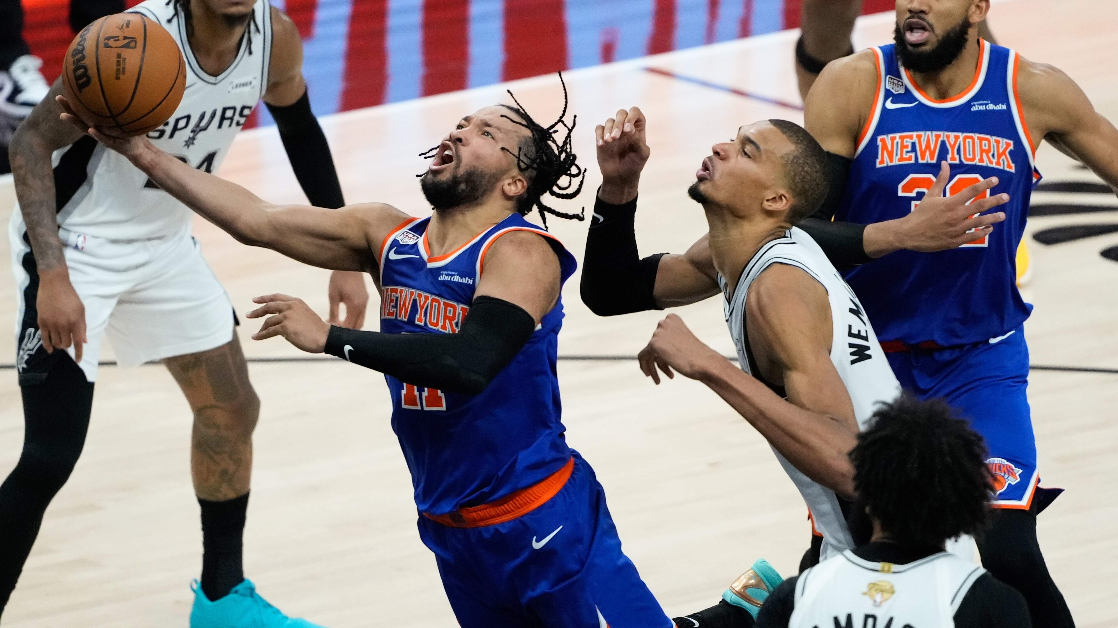 Jalen Brunson sleept New York naar het grote geluk en zet gigant Victor Wembanyama in de schaduw: ’Ik heb hier geen woorden voor’