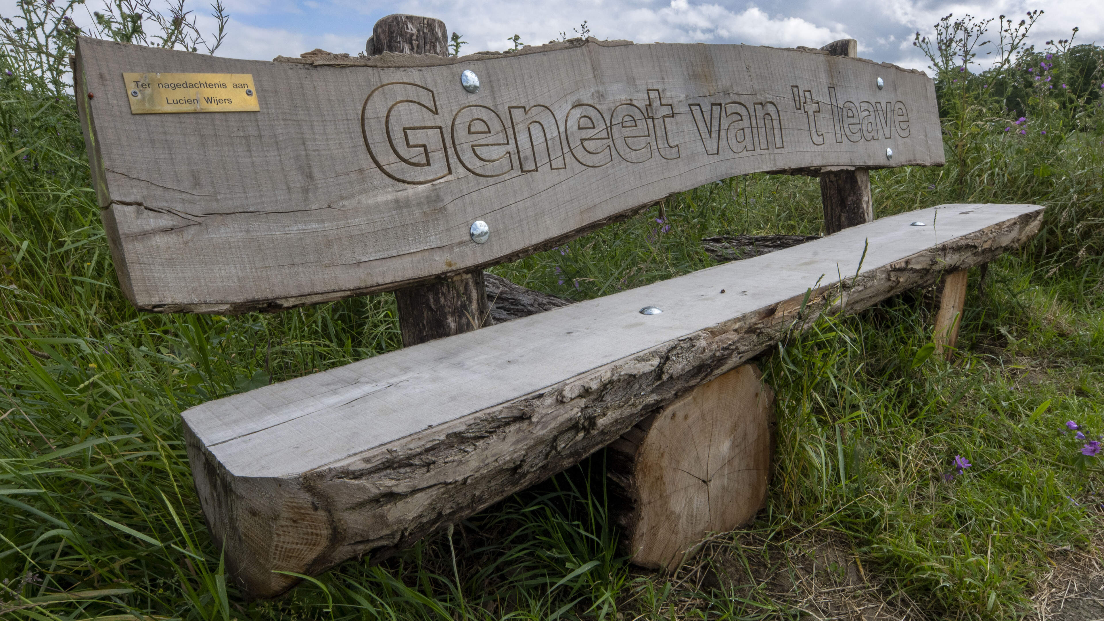 Bankjes voor Sjeng en Lucien langs de door hen zo geliefde Maas: ‘Voor mensen die er net zo van kunnen genieten’
