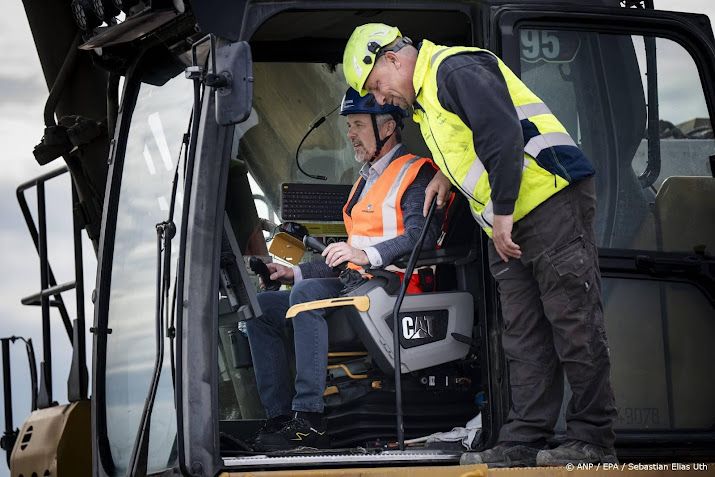 Koning Frederik aan de slag in graafmachine op Deense bouwplaats
