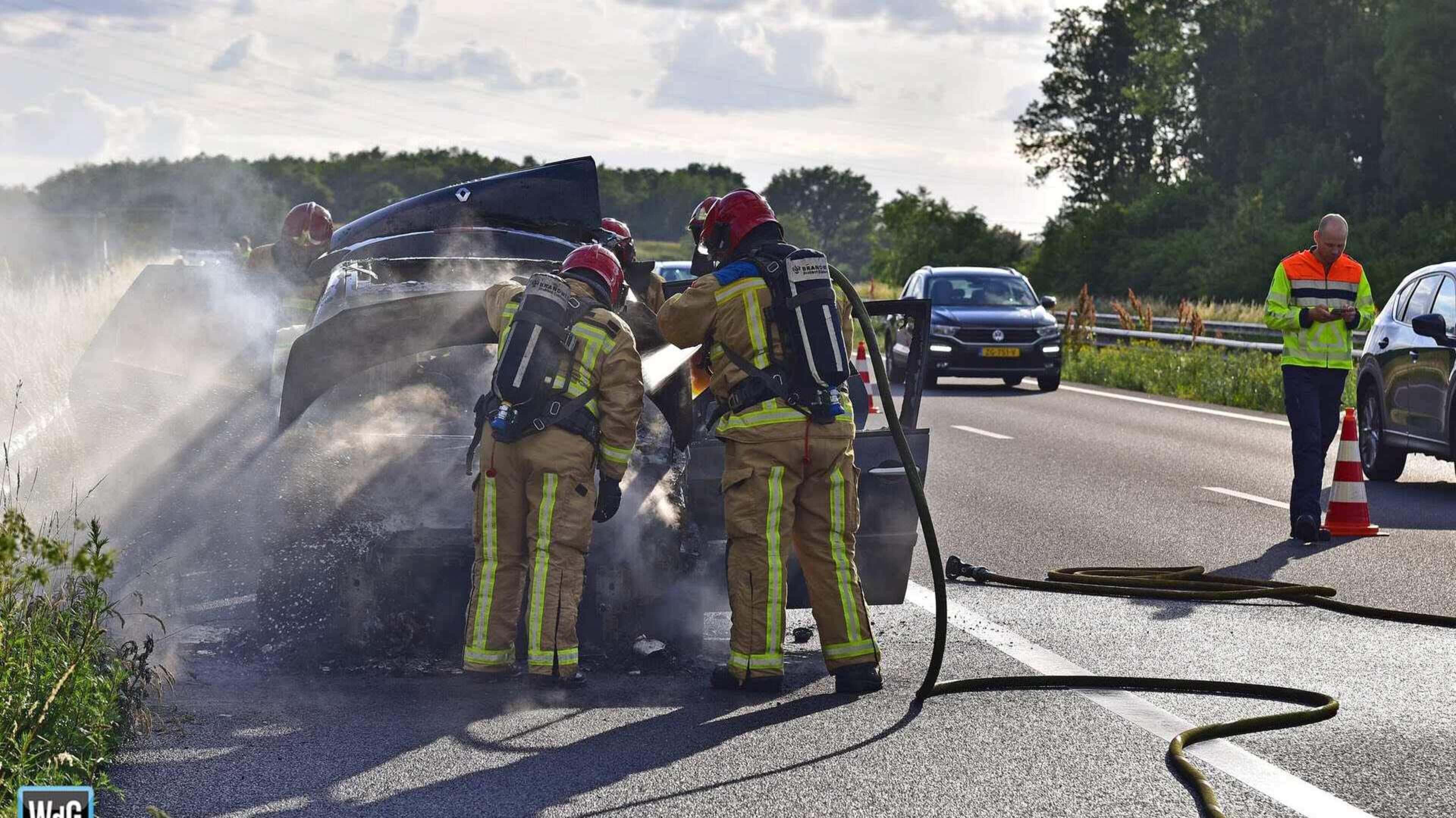 Auto vat vlam en brandt volledig uit op A2 in Weert