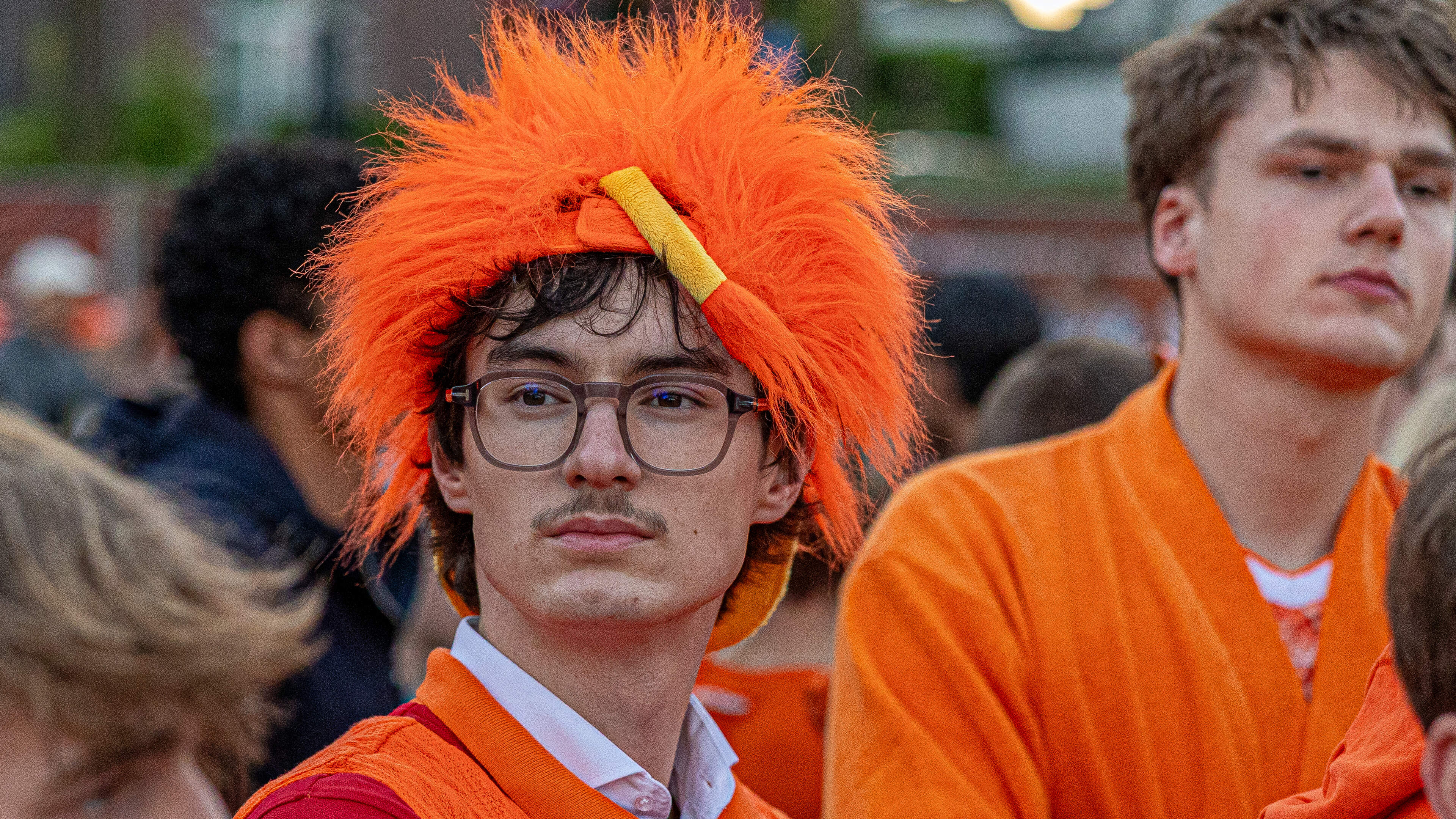 Biertjes en berusting op het WK Oranje Fanplein in Beek: ‘Gezellig hier, al is de wedstrijd wat matig’