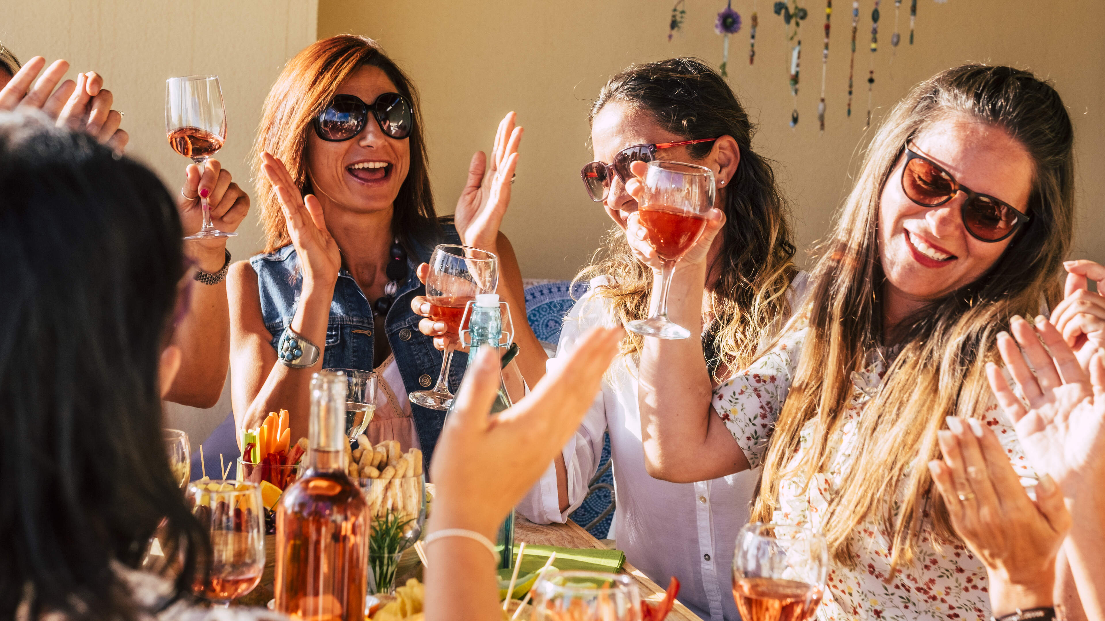 Waarom schrikken we thuis van dure prijzen op het terras, maar betalen we op vakantie zonder nadenken het dubbele?