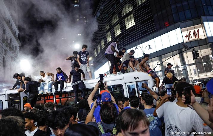 Chaotische viering in New York na kampioenschap Knicks