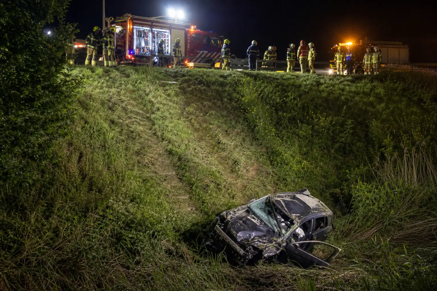 Jonge bestuurder zwaargewond na van tien meter hoge dijk rijden in Sleeuwijk