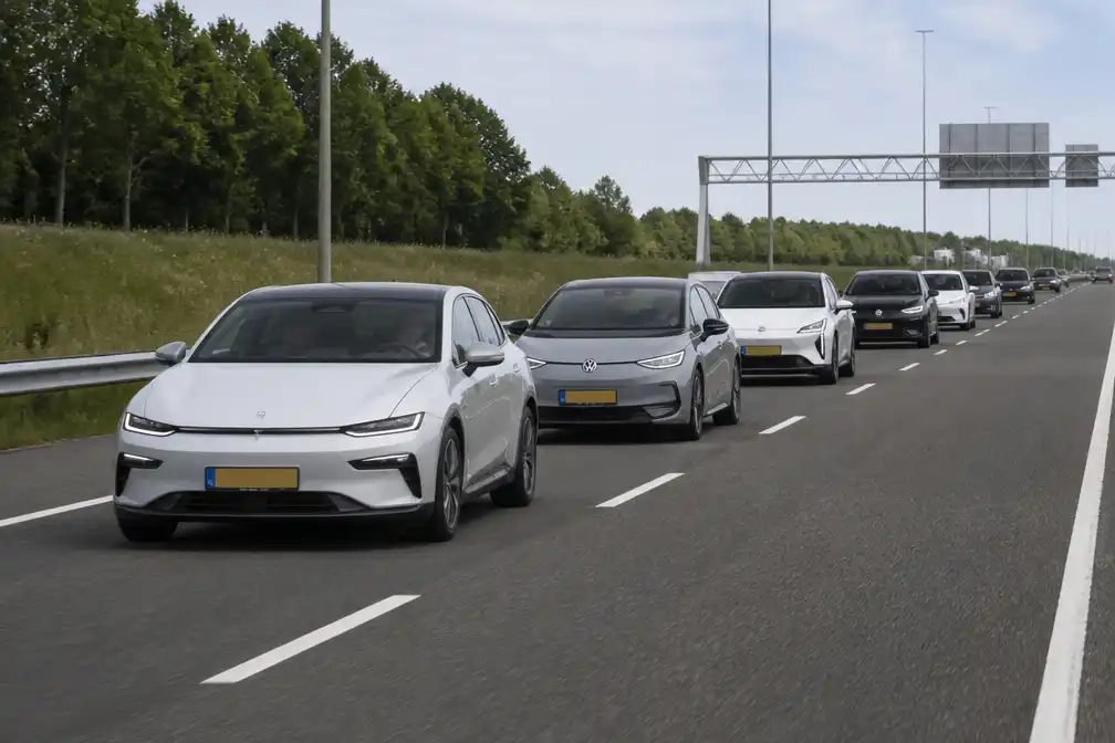 Test toont zuinigste elektrische auto's op snelweg bij 130 km/u
