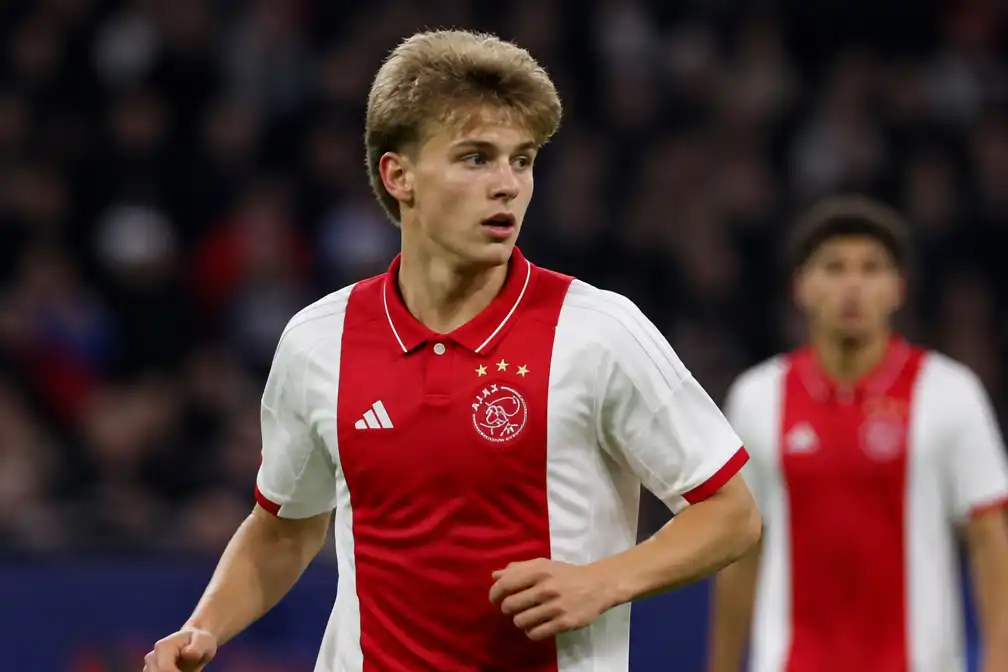 PSG klopt aan bij Ajax voor Mika Godts na sterk seizoen Belg