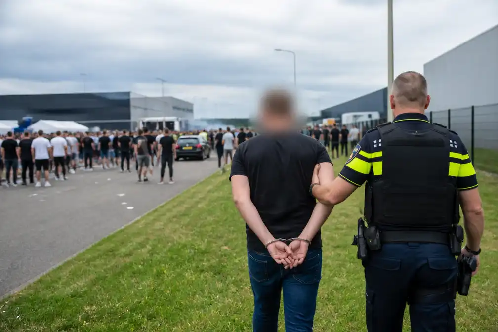 Eén aanhouding bij illegale raveparty op industrieterrein Lelystad