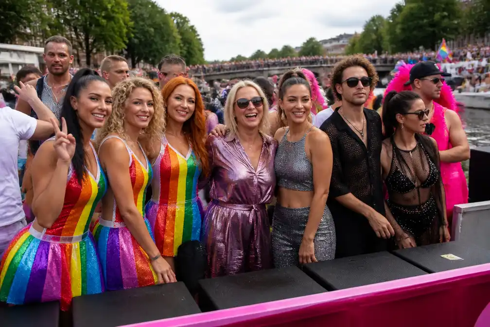 Bekende Nederlanders vieren feest tijdens Canal Pride in Amsterdam