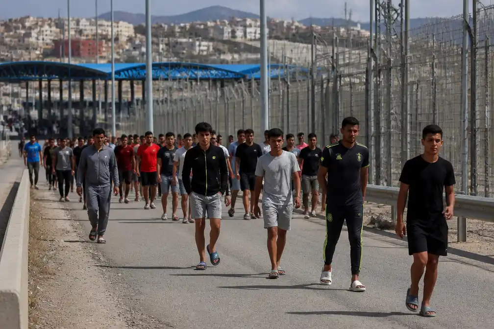 Ceuta: circa 50.000 vooral jonge Marokkaanse mannen steken grens over en keren terug