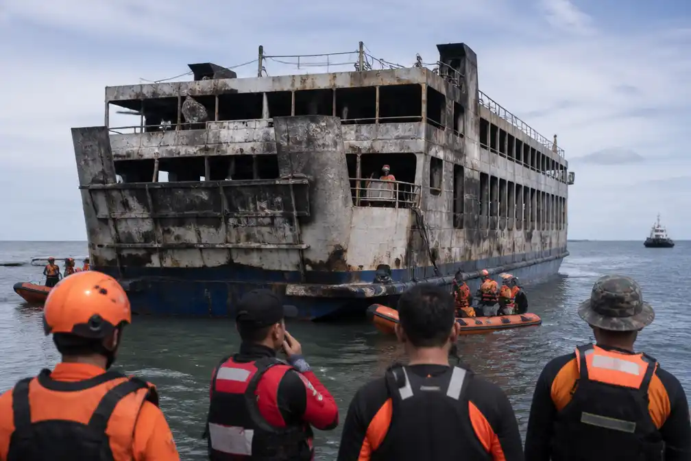Vijf doden en 41 vermisten na brand op veerboot voor Madura