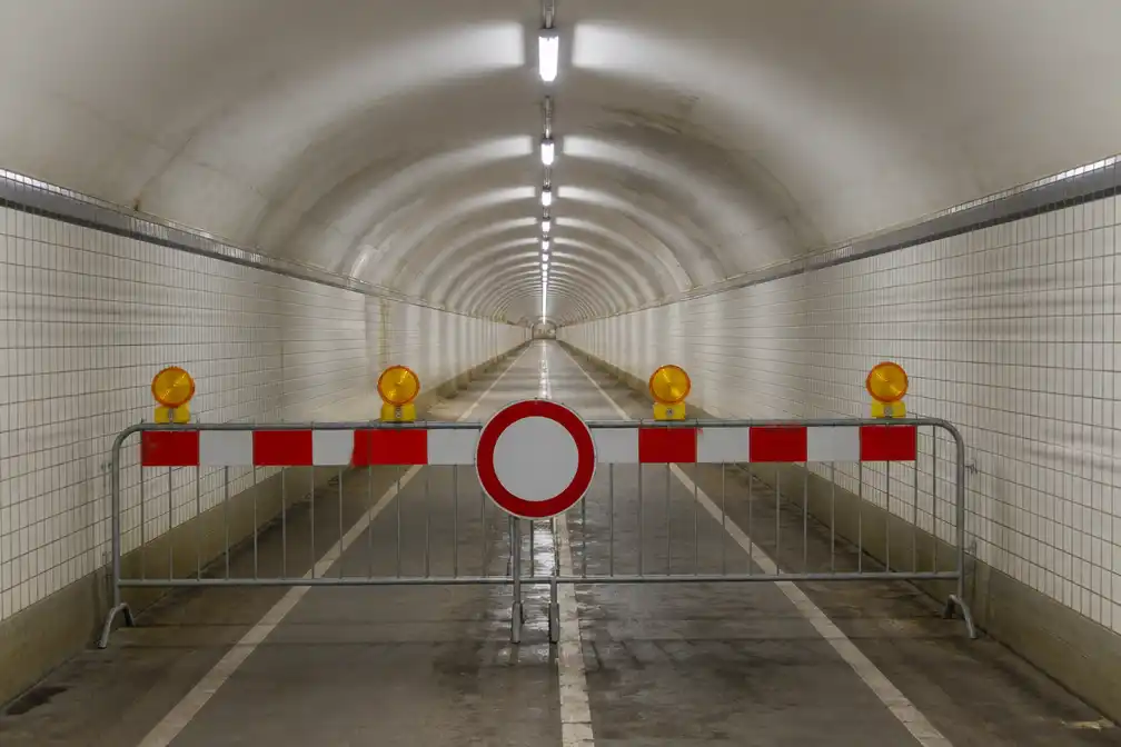 Kennedyfietstunnel onder Schelde in Antwerpen gesloten door lek in waterleiding
