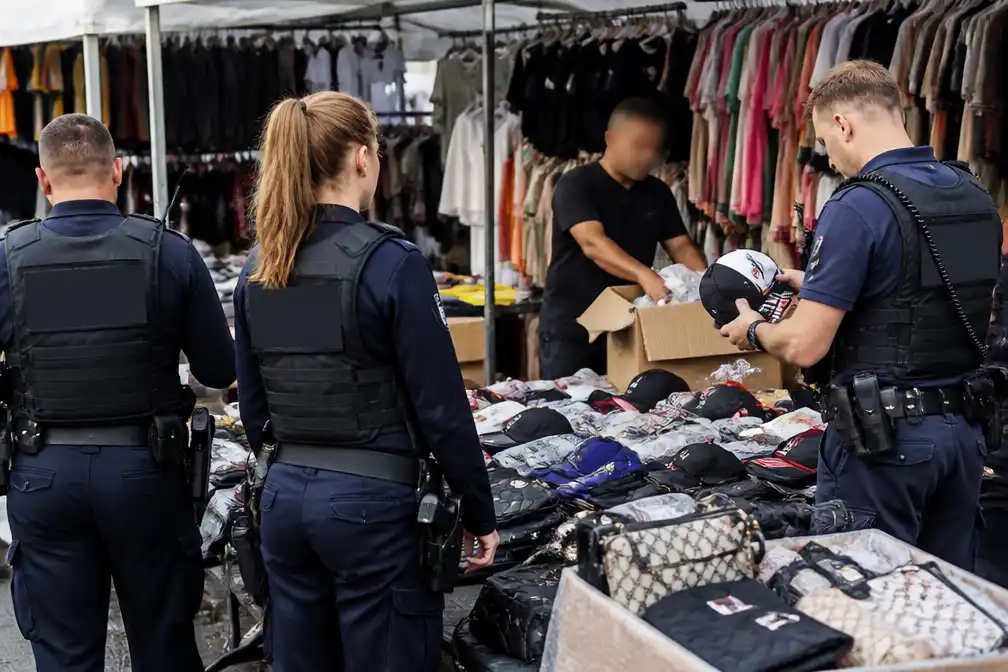 Politie Blankenberge neemt bijna 1.000 namaakgoederen in beslag op avondmarkt