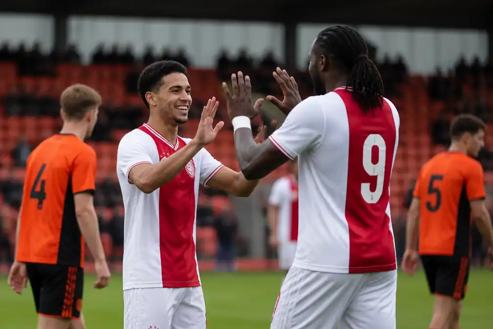 Ajax wint oefenduel van FC Volendam met 3-1 door goals Leonardo en Arokodare