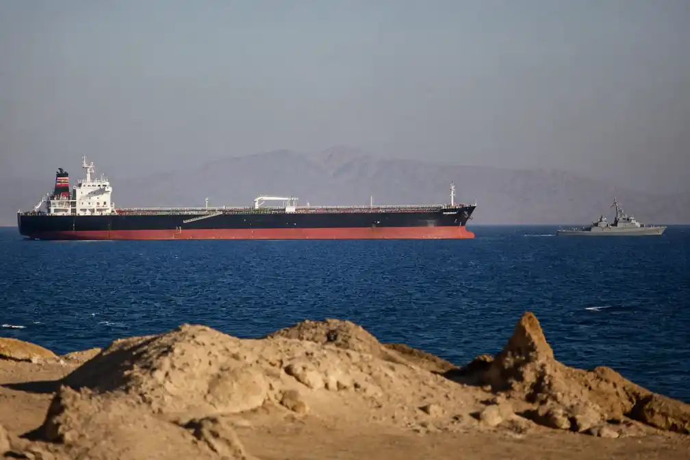 Onderhandelingen Iran en Oman over Straat van Hormuz in laatste fase; Trump: overleg maandag verder