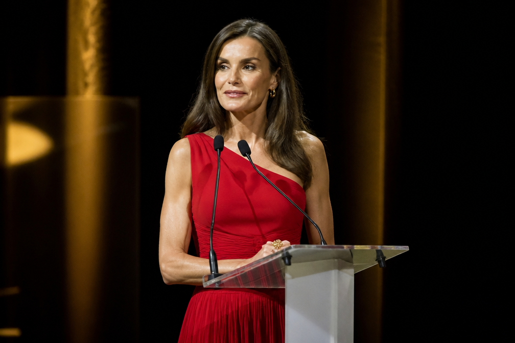 Koningin Letizia woont slotavond filmfestival Mallorca bij in rode jurk